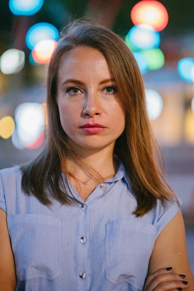 Şehirde poz beyaz beyaz bir kadın portresi. O profesyonel ofis kıyafet ve gülümseyen giymiş 