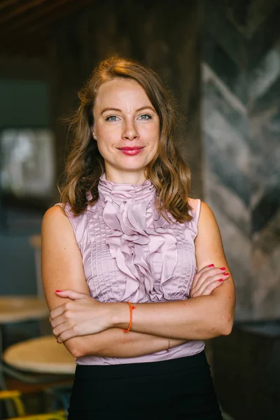 bir genç, uzun boylu, çekici sarışın beyaz bir kadın portresi. O profesyonel ofis kıyafet ve poz giyinmiş 