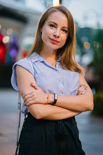 Portret Van Een Witte Kaukasische Vrouw Poseren Stad Zij Professioneel — Stockfoto