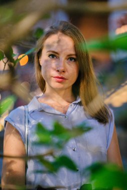 Parkta poz kadın portre sarışın güzel gülümsüyor