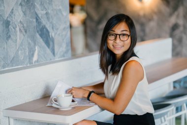 İş portre kafede kahve poz ile Genç, çekici, atletik ve şirin bir Çinli Asyalı kadın için