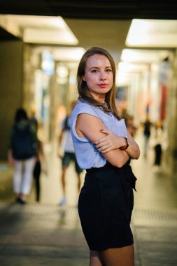 Şehirde poz kadın portre sarışın güzel gülümsüyor. 