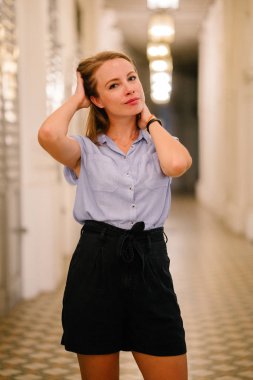 genç kadın portresi yapmak binanın içinde poz