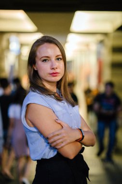 Şehirde poz kadın portre sarışın güzel gülümsüyor. 