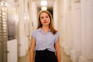 genç kadın portresi yapmak binanın içinde poz