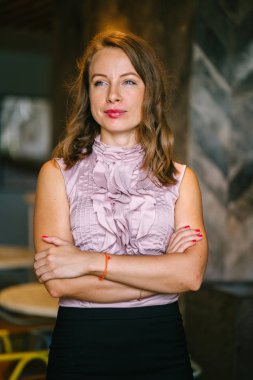 kafede başarılı genç beyaz iş kadını