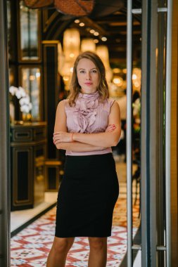 bir genç, uzun boylu, çekici sarışın beyaz bir kadın portresi. O profesyonel ofis kıyafet ve poz giyinmiş 