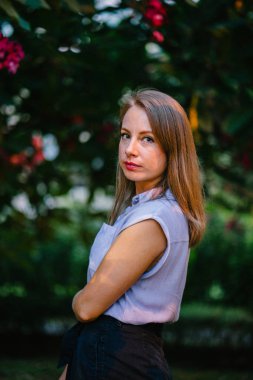 Parkta poz kadın portre sarışın güzel gülümsüyor