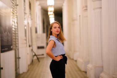 genç kadın portresi yapmak binanın içinde poz