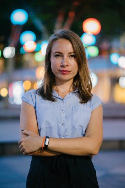 Şehirde poz kadın portre sarışın güzel gülümsüyor. 