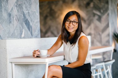 İş portre kafede kahve poz ile Genç, çekici, atletik ve şirin bir Çinli Asyalı kadın için