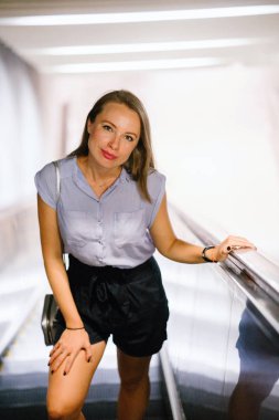 yürüyen merdiven üzerinde güzel genç kadın portresi. 