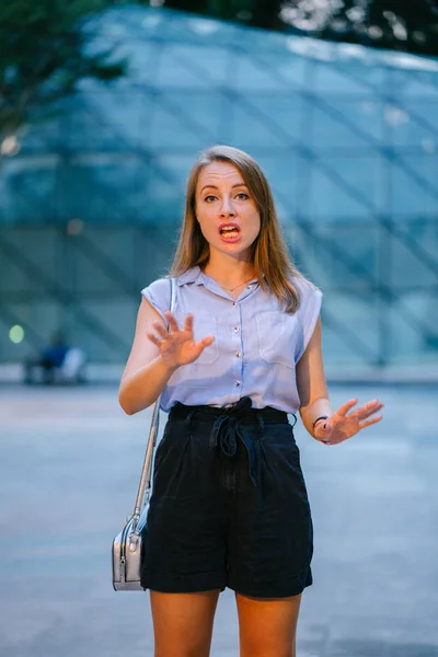 Şehirde Poz Beyaz Beyaz Bir Kadın Portresi Profesyonel Ofis Kıyafet — Stok fotoğraf