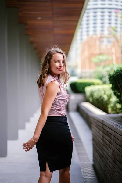 Succesvolle Jonge Kaukasische Zakenvrouw Straat — Stockfoto