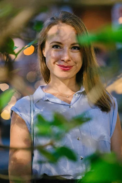 Portret Van Mooie Glimlachend Blonde Vrouw Poseren Park — Stockfoto