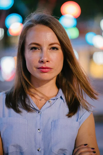 Porträt Einer Weißen Kaukasischen Frau Die Der Stadt Posiert Sie — Stockfoto