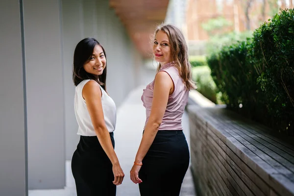 Deux Jeunes Femmes Affaires Dans Rue — Photo