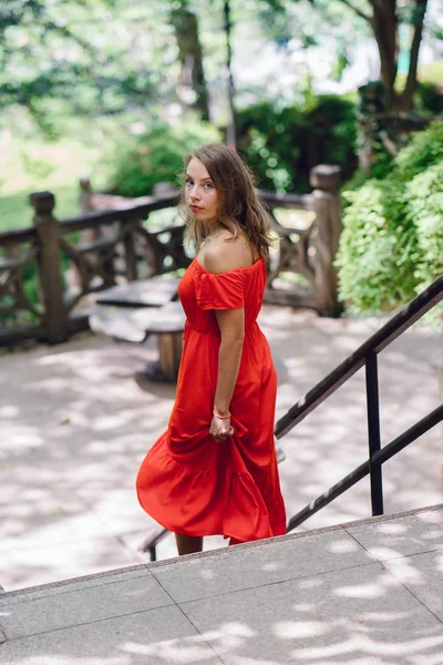 Retrato Uma Jovem Atraente Mulher Caucasiana Livre Parque Dia Ela — Fotografia de Stock