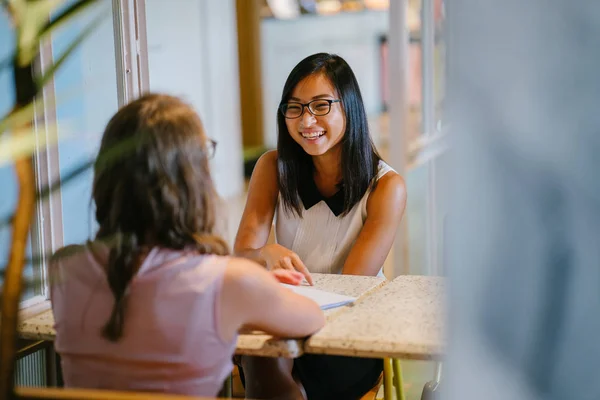 Tagsüber Unterhalten Sich Zwei Kolleginnen Einem Büro Eine Ist Eine — Stockfoto