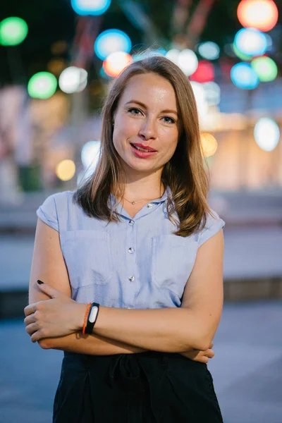 Portret Van Een Witte Kaukasische Vrouw Poseren Stad Zij Professioneel — Stockfoto