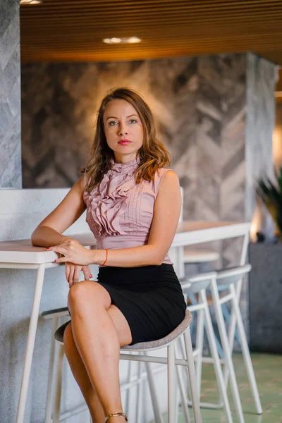 Успешная Молодая Кавказская Предпринимательница Кафе — стоковое фото