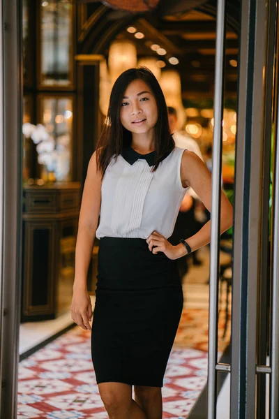 在办公室或 Coworking 的一个年轻的 迷人的 适合和可爱的中国亚裔妇女的专业肖像 她自信地微笑着 — 图库照片
