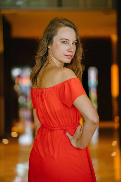 Retrato Una Joven Atractiva Mujer Europea Vestido Verano Naranja Posando — Foto de Stock