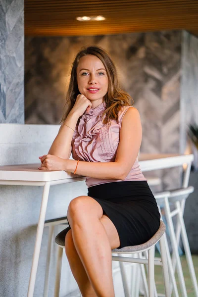Succesvolle Jonge Kaukasische Zakenvrouw Café — Stockfoto