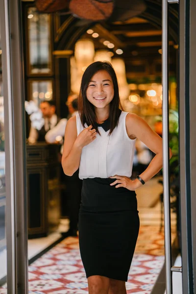 Bir genç, çekici, uyum ve şirin Çinli Asyalı kadın bir ofis veya alan coworking profesyonel portresi. Güvenle gülümsüyor