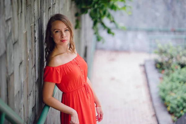 Porträtt Ung Attraktiva Kaukasisk Kvinna Promenader Utomhus Parken Dag Hon — Stockfoto