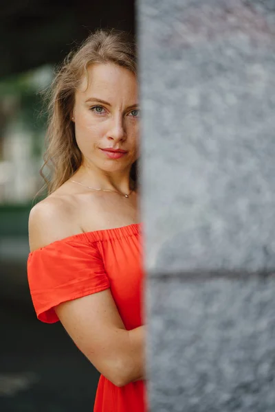 Portrait Une Jeune Femme Européenne Séduisante Dans Une Robe Été — Photo