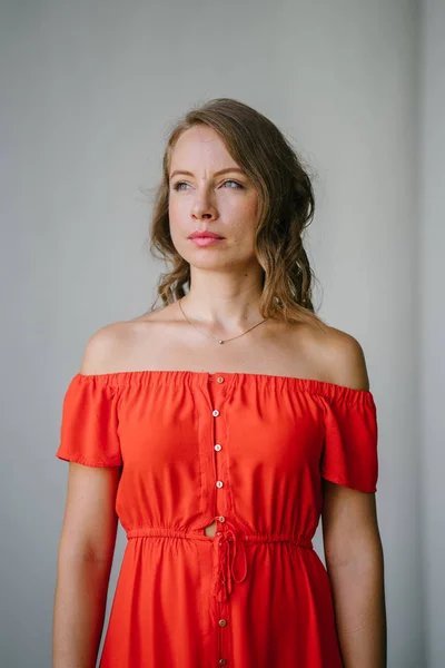 Portret Van Een Jonge Aantrekkelijke Europese Vrouw Een Oranje Zomer — Stockfoto