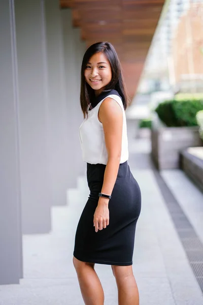 Porträt Einer Schönen Asiatischen Geschäftsfrau Lässiger Kleidung Asiatische Geschäftsfrau Steht — Stockfoto