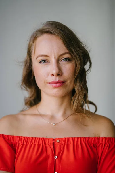 Portret Van Een Jonge Aantrekkelijke Europese Vrouw Een Oranje Zomer — Stockfoto