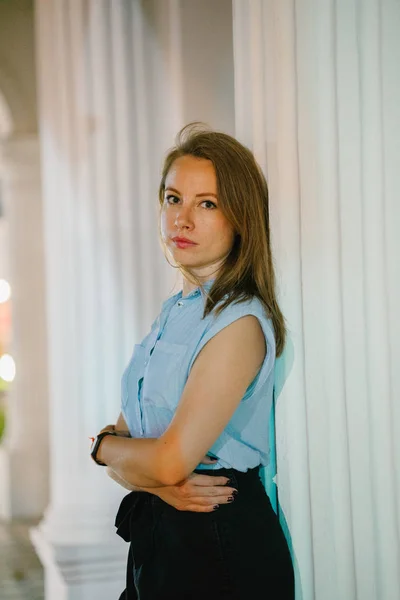 Portrait Jeune Femme Maquillée Posant Intérieur Bâtiment — Photo