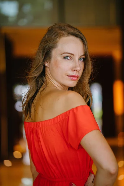 一个年轻的 迷人的欧洲妇女在一个橙色的夏天礼服的肖像 她是绿色的眼睛金发碧眼 微笑着自信 — 图库照片