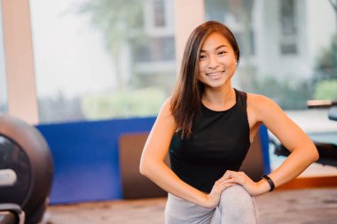 Spor salonunda egzersizleri yapıyor sportif, aktif giyim çekici, Genç Çinli Asyalı bir kadın portresi giymiş