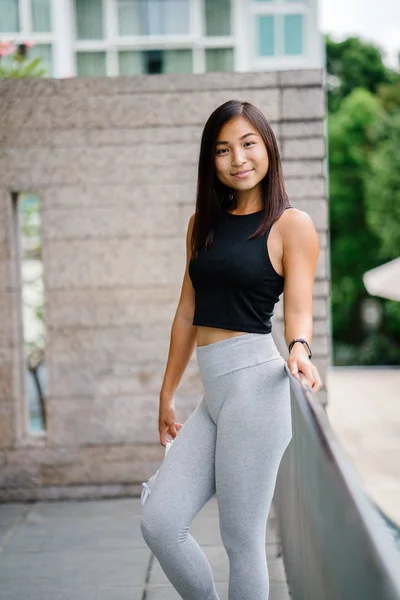 Retrato Una Atractiva Joven Asiática China Vestida Con Ropa Deportiva —  Fotos de Stock