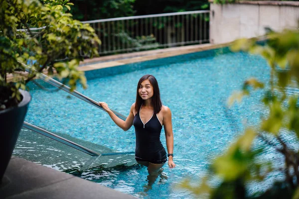 Retrato Uma Jovem Chinesa Asiática Piscina Durante Dia Seu Maiô — Fotografia de Stock