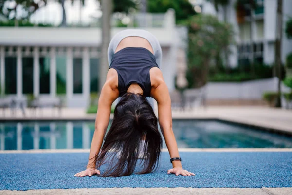 Hafta Sonu Gün Içinde Havuzu Yakınındaki Yoga Yaparken Sportif Aktif — Stok fotoğraf