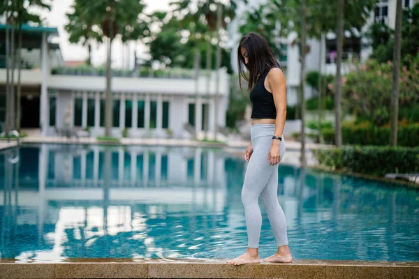 주말에 수영장 스포티 활동적인 매력적인 아시아 여자의 초상화 — 스톡 사진