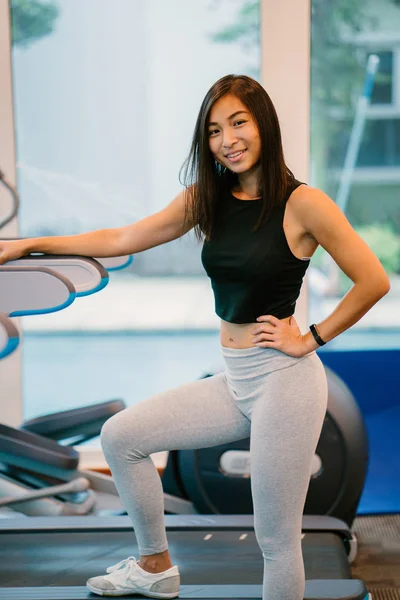 Asiática China Corre Una Cinta Correr Gimnasio Ella Joven Atractiva — Foto de Stock