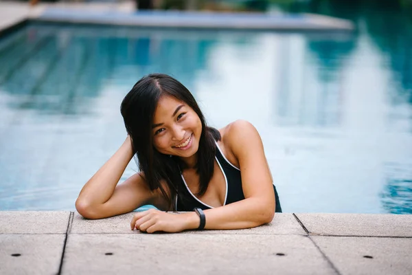 Retrato Uma Jovem Chinesa Asiática Inclinada Sobre Borda Uma Piscina — Fotografia de Stock