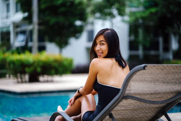 Portrait Young Chinese Asian Girl Relaxing Chair Swimming Pool — Stock Photo, Image