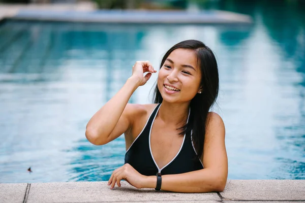 Retrato Uma Jovem Chinesa Asiática Inclinada Sobre Borda Uma Piscina — Fotografia de Stock