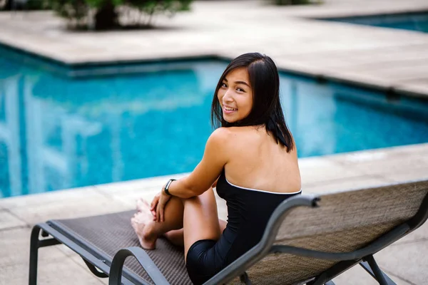 수영장 자에서 편안한 아시아 여자의 초상화 — 스톡 사진
