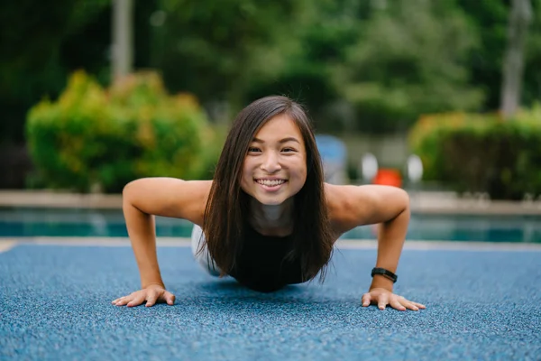 Retrato Una Atractiva Joven Asiática China Vestida Con Ropa Deportiva — Foto de Stock