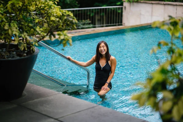 Retrato Uma Jovem Chinesa Asiática Piscina Durante Dia Seu Maiô — Fotografia de Stock