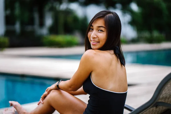 수영장 자에서 편안한 아시아 여자의 초상화 — 스톡 사진