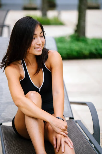 Retrato Una Joven Asiática China Relajándose Silla Junto Piscina — Foto de Stock